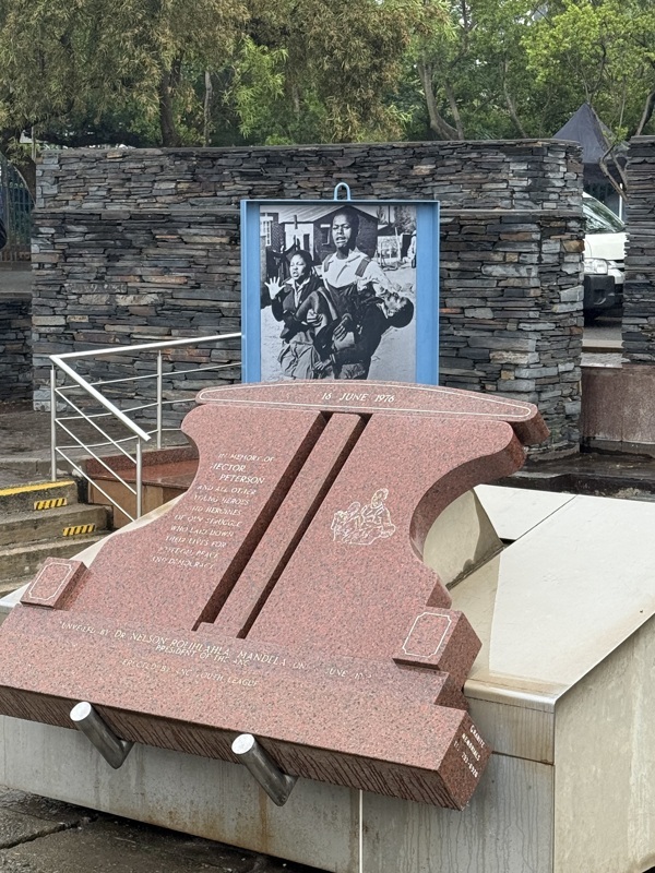 plaque commemorative d' Hector Pieterson, assassiné à 12 ans