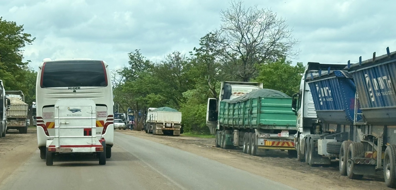 des colonnes de camions AR avec du charbon, beaucoups de mines dans le secteur
