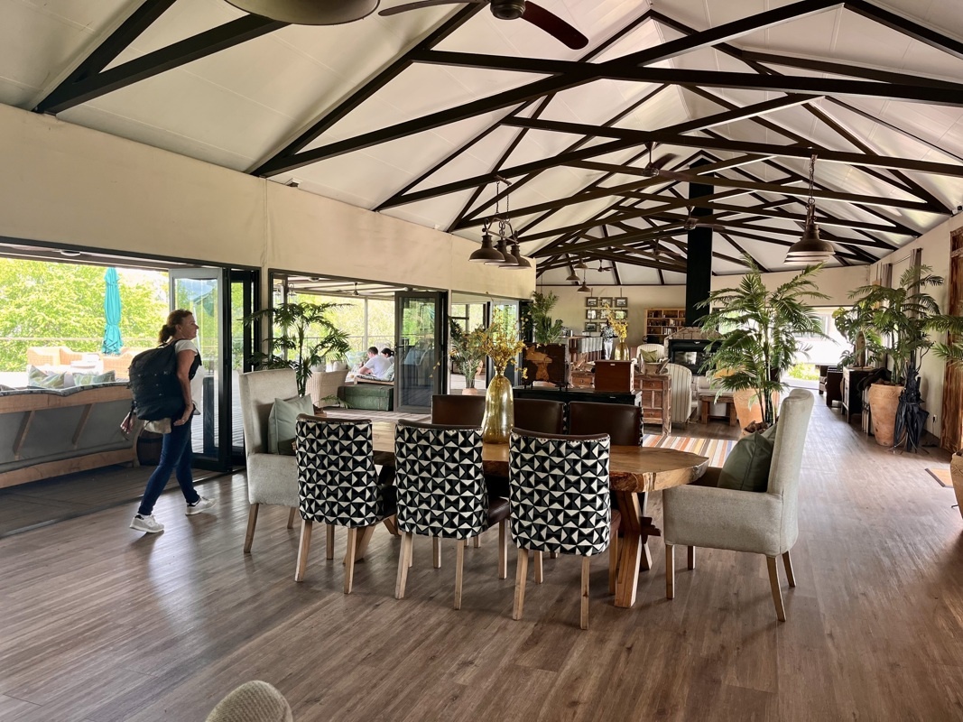 tente salle a manger intérieure (suivant météo, sinon terrace deck)