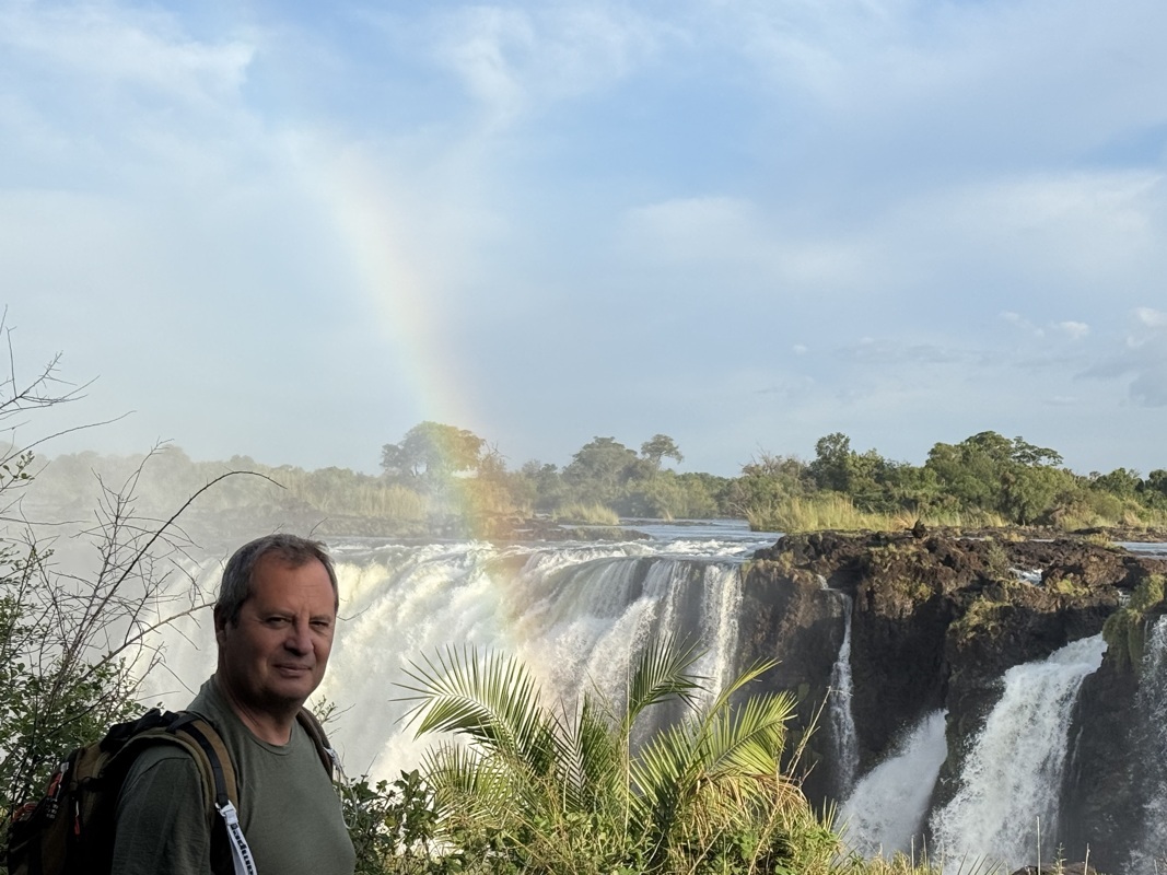 arc en ciel le matin tôt avec la brume d'eau