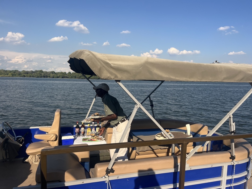 16h30 notre guide et son embarcation