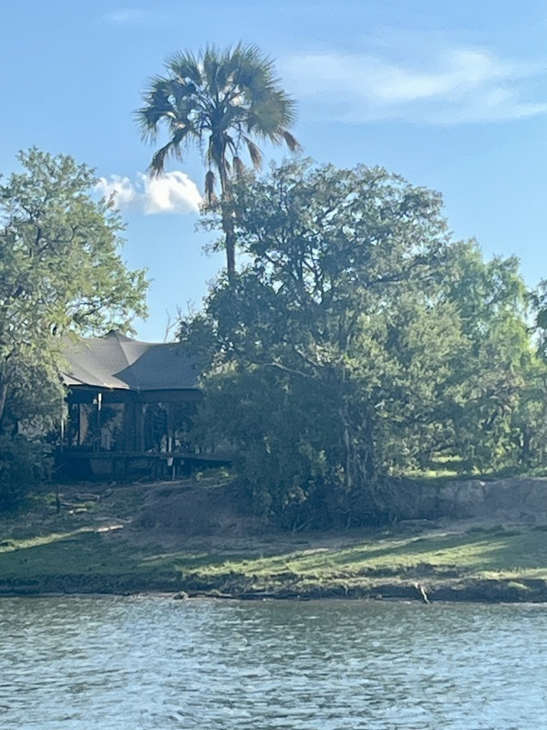 On passe devant notre « tente »