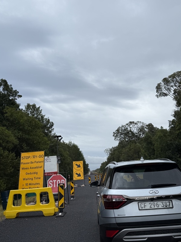 L’autoroute en travaux. Coupure alternative de +- 10’ (on a attendu 8’)