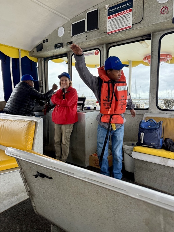 On a bien rigolé. Le jeune homme mimait les consignes de sécurité qu’annonçait la guide. Il nous a fait tout les styles de nages. Là il en était au crawl. Excellent (le dos crawlé était pas mal!)