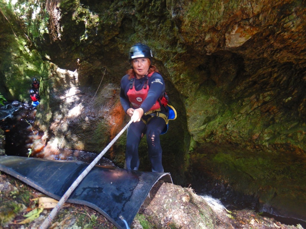 une belle descente en rappel! bravo