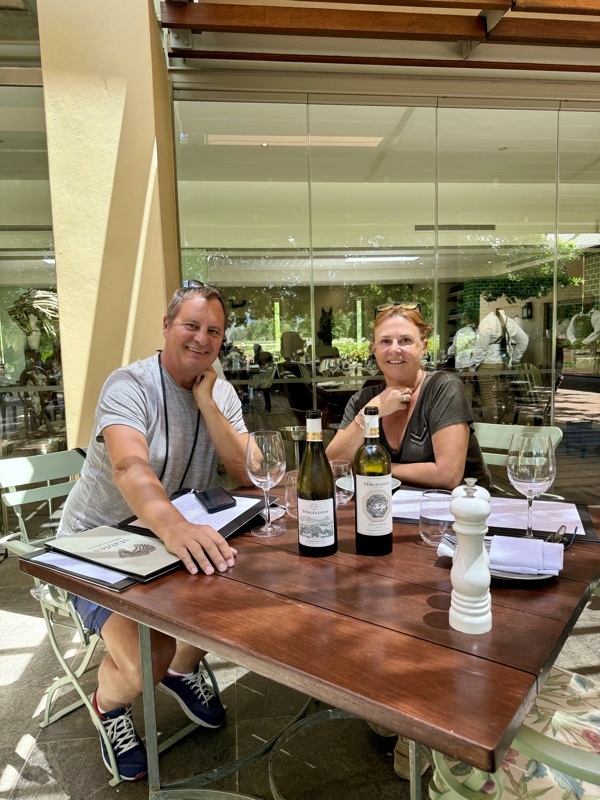 dégustation d'un sauvignon semillon pour l'un et un chardonay pour l'autre