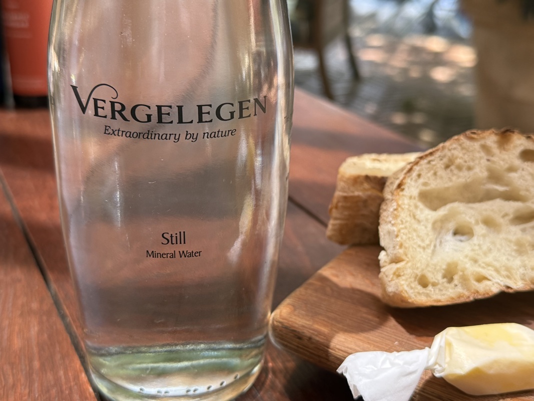 meme l'eau eau est à leur nom! et le pain, du vrai pain, premiere depuis un mois