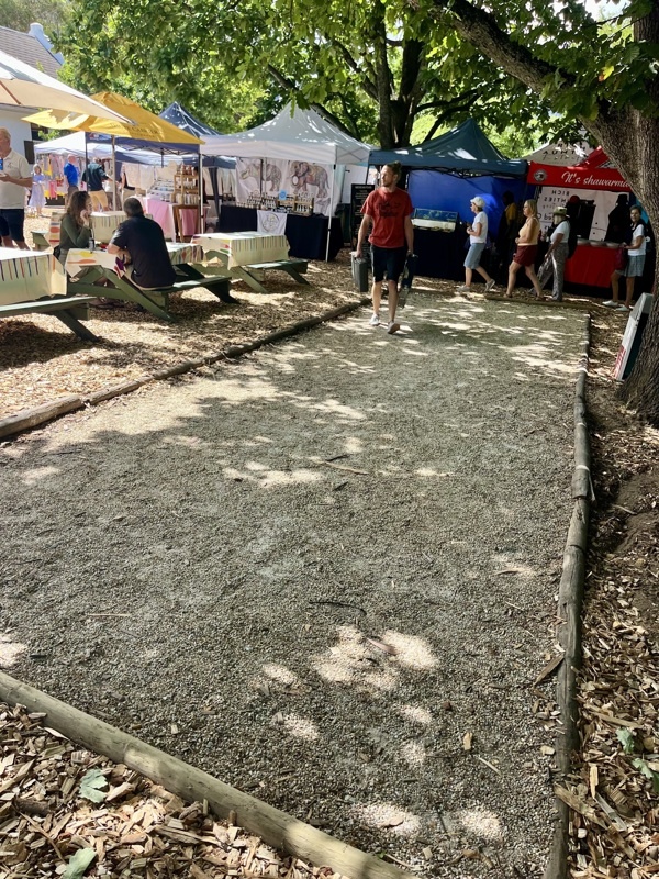 ALORS??? on est pas dans une ville baignée par les Français? pas seulement les noms des vignoblesou restaurants! ici c'est PETANQUE!