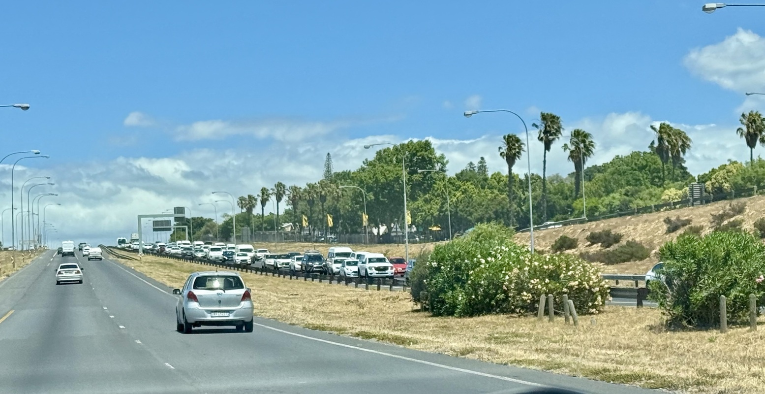 ils fuient la ville? par contre vous ne vous en rendez pas compte sur cette photo, mais 90% des voitures sont blanches. on avait jamais vu cela.....raison?