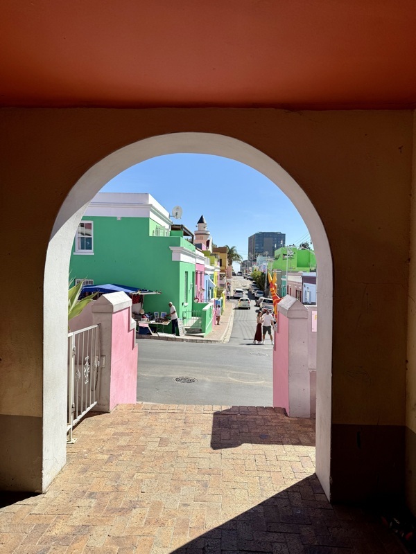 avec toutes ces maisons colorées