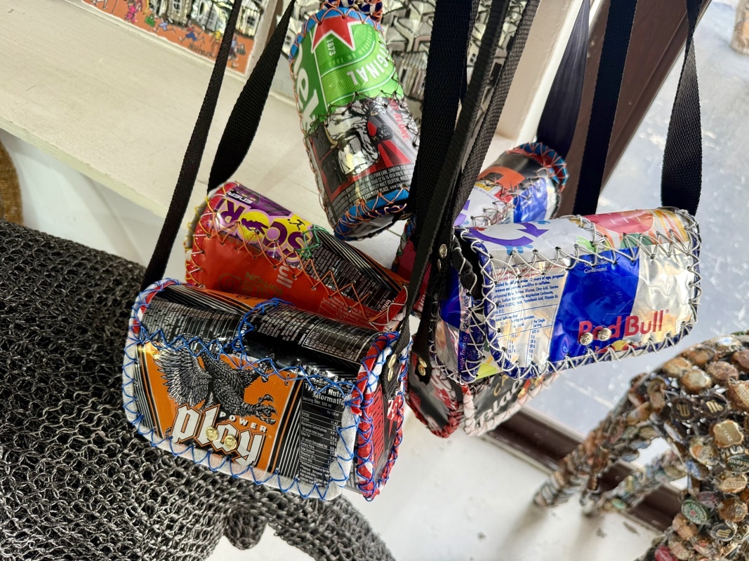 sacs avec des canettes