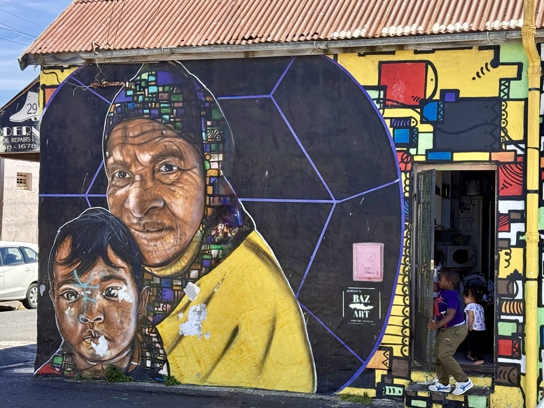 il manque la génération au milieu. les parents de l'enfants travaillent et c'est la grand mère qui garde les petits enfants pendant que ses parents son au travail