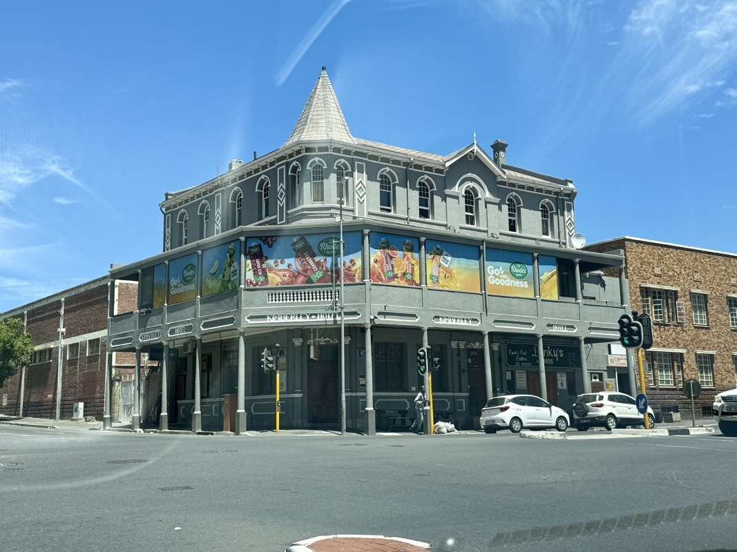 long street, quartier animé le soir