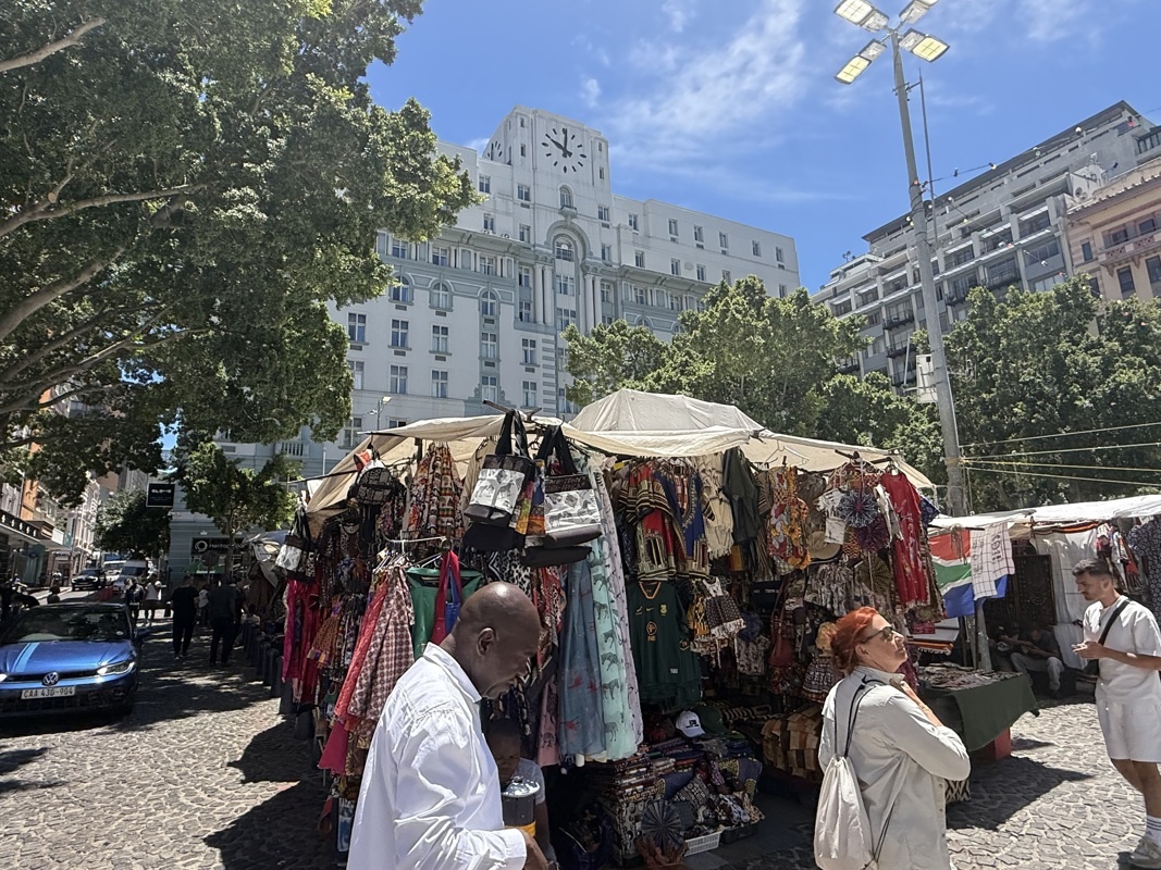 green square et en arrière plan, le building siège social de SHELL pour l'afrique pendant des années