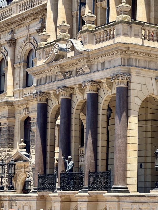 statue de Nelson Mandela, il a prononcé sont premier discours ici apres sa libération de ses 27 ans d'emprisonnements