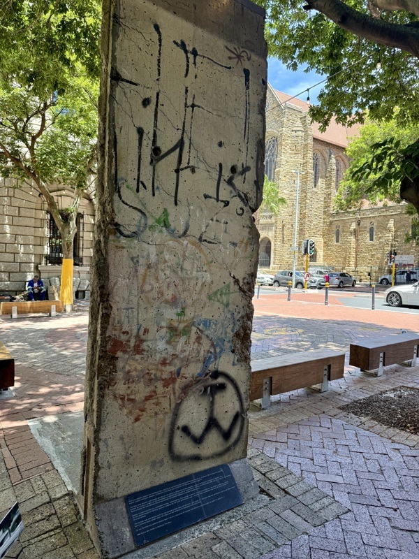 une partie du mur de berlin une fois cassé, le 9 novembre 1989son célèbre discours du 2 février 1990, dans lequel il annonçait la levée de l’interdiction du Congrès national africain (ANC) et d’autres mouvements de libération.