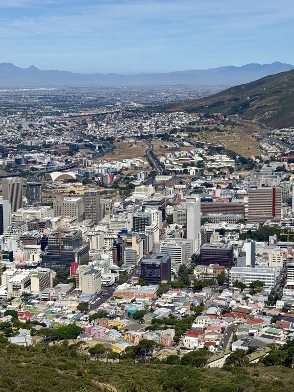 on voit bien le quartier coloré de Bo-Kaap en bas de la colline