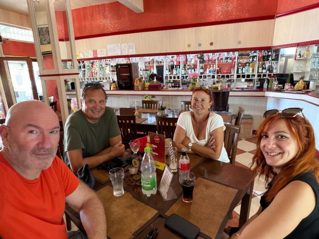 Premier apéro dans un bar….tres local local