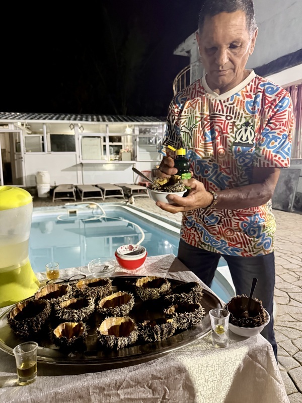 Alain, le pecheur d'oursins et serveur de Rhums