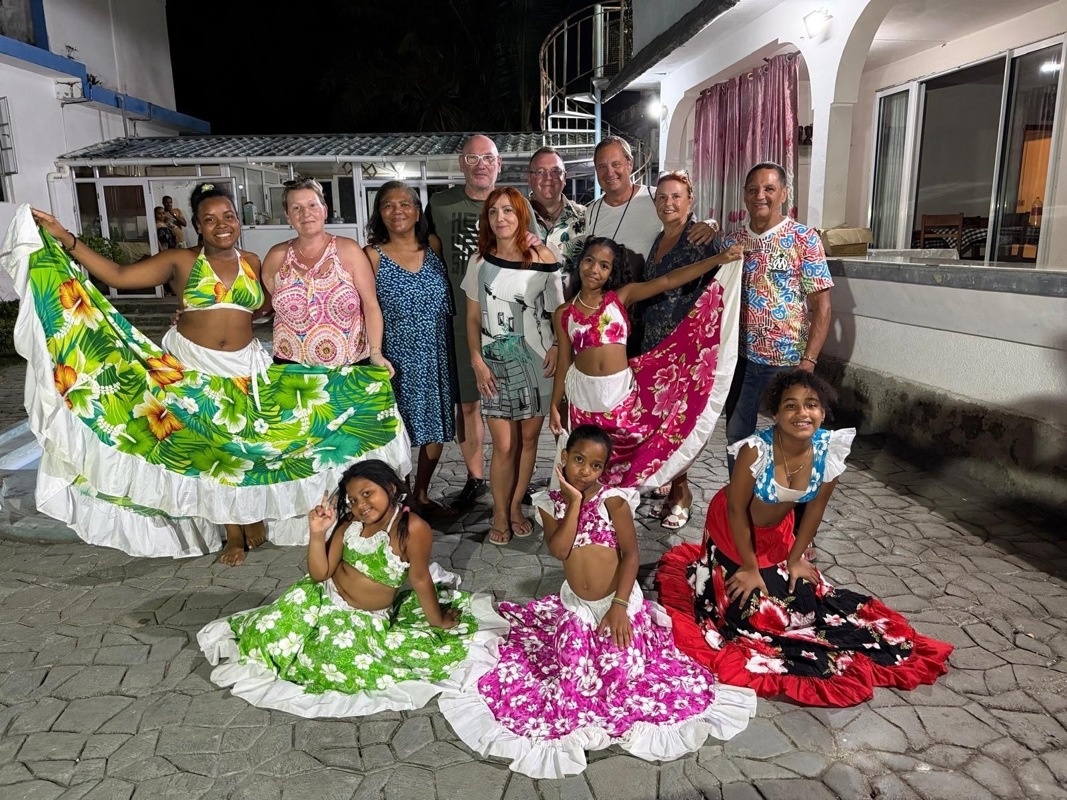 toutes l'equipe de la soirée, avec le couple de belge