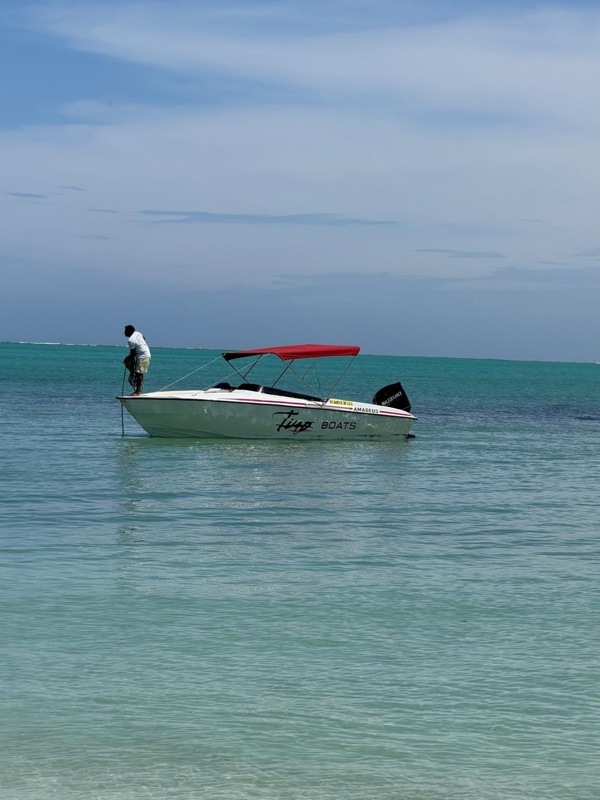 Rajiv qui mouille devant nous