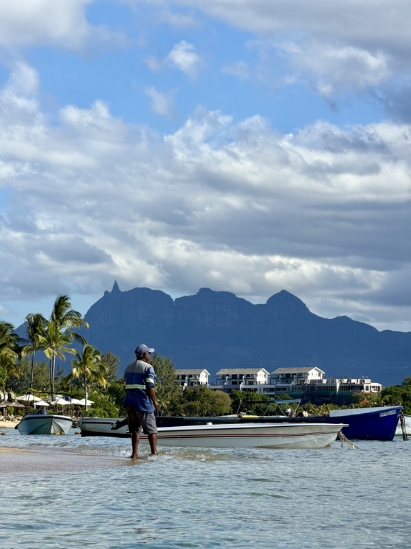 Sanjay, un pecheur de poisson « capitaine » du bord. Un fil, une bougie de voiture comme plomb, une bouteille de bière comme moulinet….alors?Simple non?
