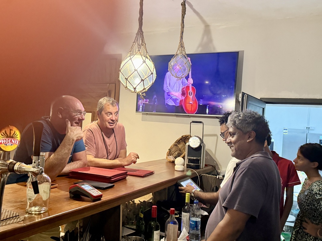 Le patron avec ses deux jumeaux et son neveu (notre chauffeur, pratique)