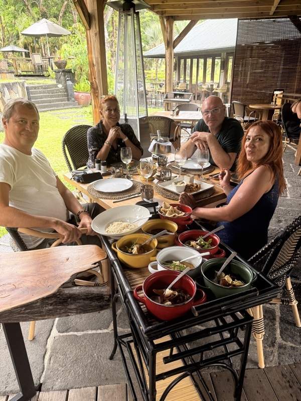 Déjeuner Mauricien vers 14h30 à près une bonne douche et surtout des vêtements secs!